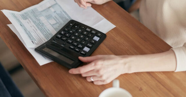 Freelance-Tips_-What-to-Include-in-a-Proofreading-Invoice_21F_.jpg