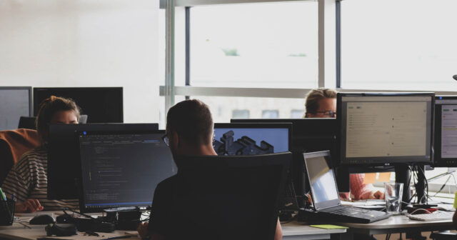 Freelance-Tips_-Working-for-a-Company-vs.-Working-Solo_21F_.jpg
