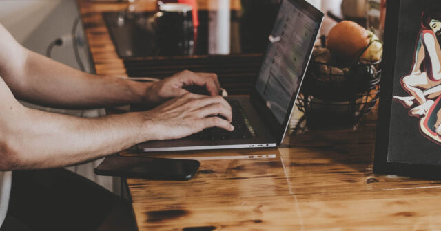 What-Are-the-Signs-of-a-Freelance-Scam-And-How-to-Avoid-Them_21F_.jpg
