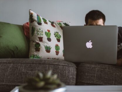 Is-Freelancing-Worth-It_-The-Pros-and-Cons_23F_.jpg