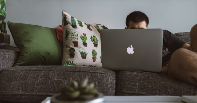 Is-Freelancing-Worth-It_-The-Pros-and-Cons_23F_.jpg