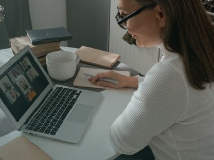How-to-Get-International-Clients-as-a-Freelancer_24F_.jpg