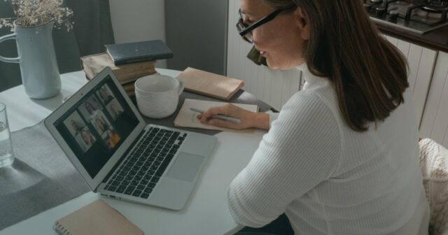 How-to-Get-International-Clients-as-a-Freelancer_24F_.jpg